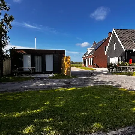 Tiny House Bij Zee Bed and Breakfast 3*